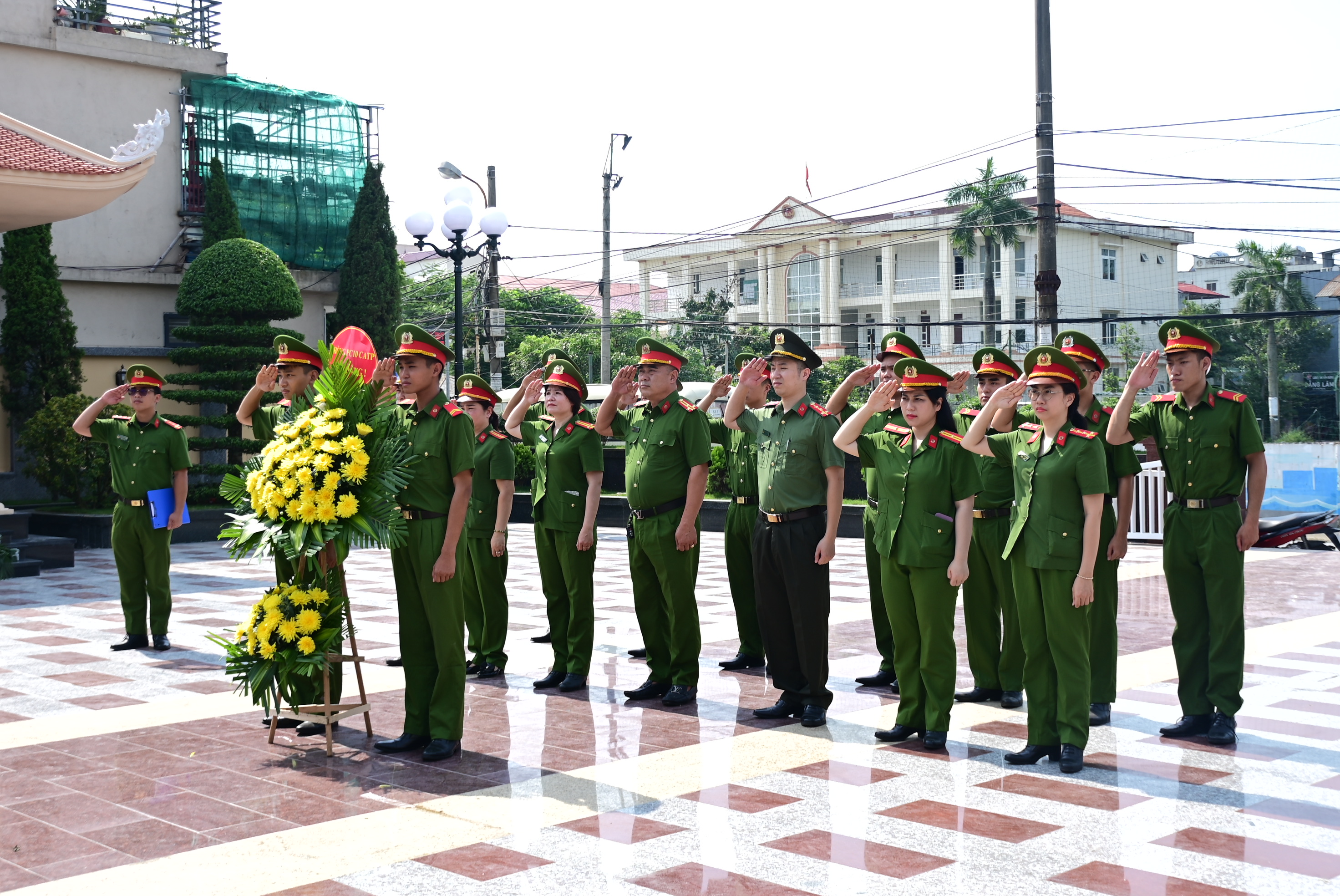 Phòng Cảnh sát Thi hành án hình sự và Hỗ trợ tư pháp: Viếng nghĩa trang liệt sỹ phường Đằng Lâm và thăm thương bệnh binh